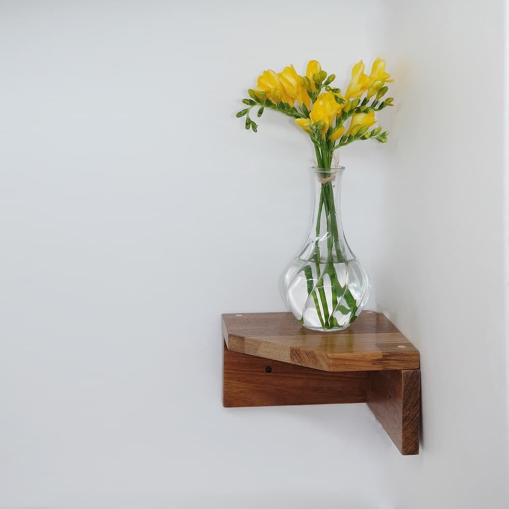 홍스리빙 원목 우드모서리 미니 거실 삼각 코너 벽 선반  현관 선반
