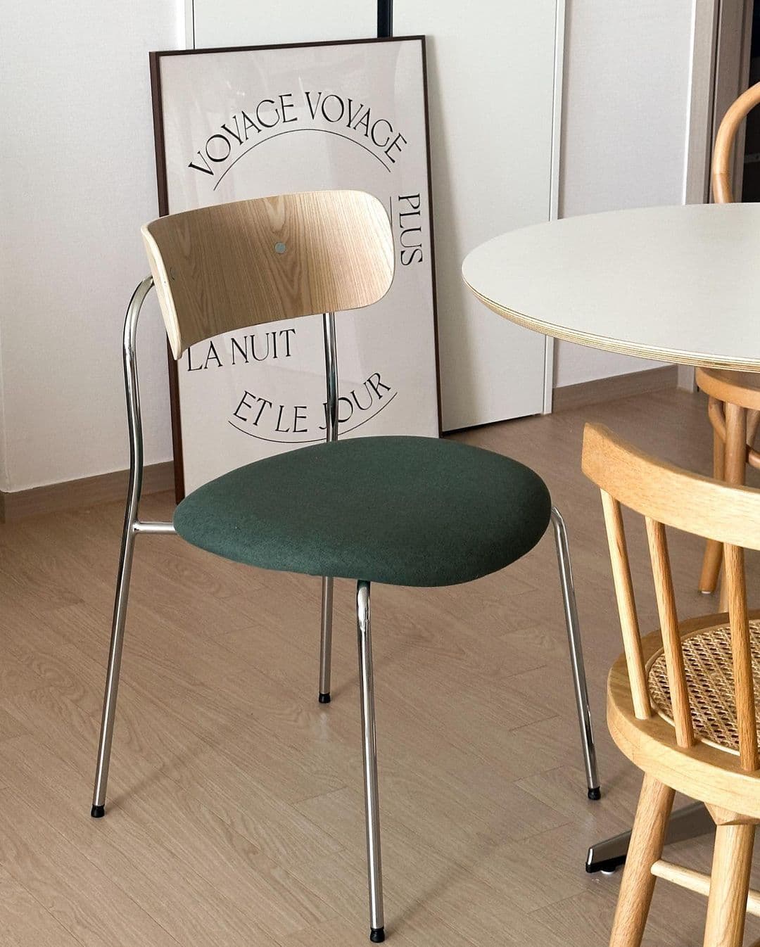 얼라이브즈 코지 우드 러그 체어 인테리어 식탁 의자 카페 원목 디자인 실버 스틸 체어 3colors - 최저가 45,900원