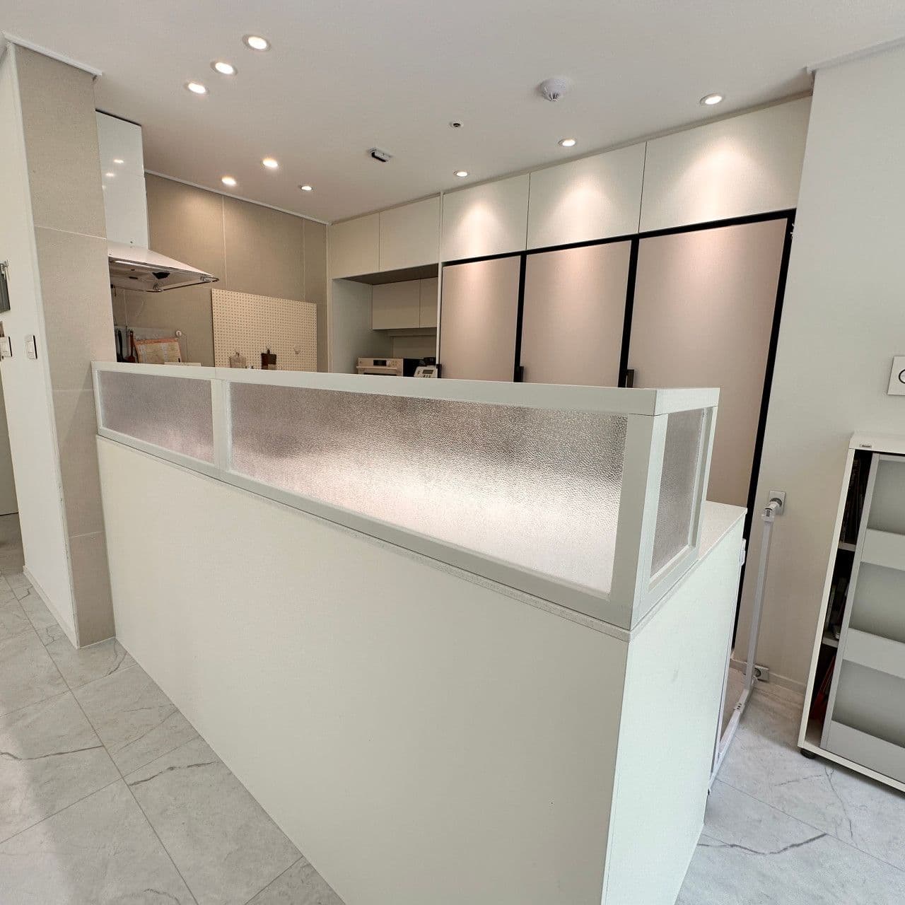 아쿠월 알루미늄 아일랜드 주방 파티션 홈카페 철제 칸막이 인덕션 가드 설거지 가림막 싱크대 물막이