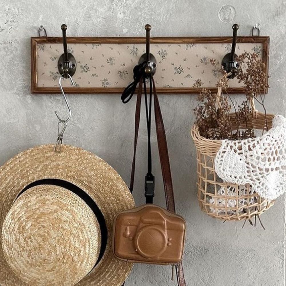 모모앤던 잔꽃무늬 원목 빈티지코트랙